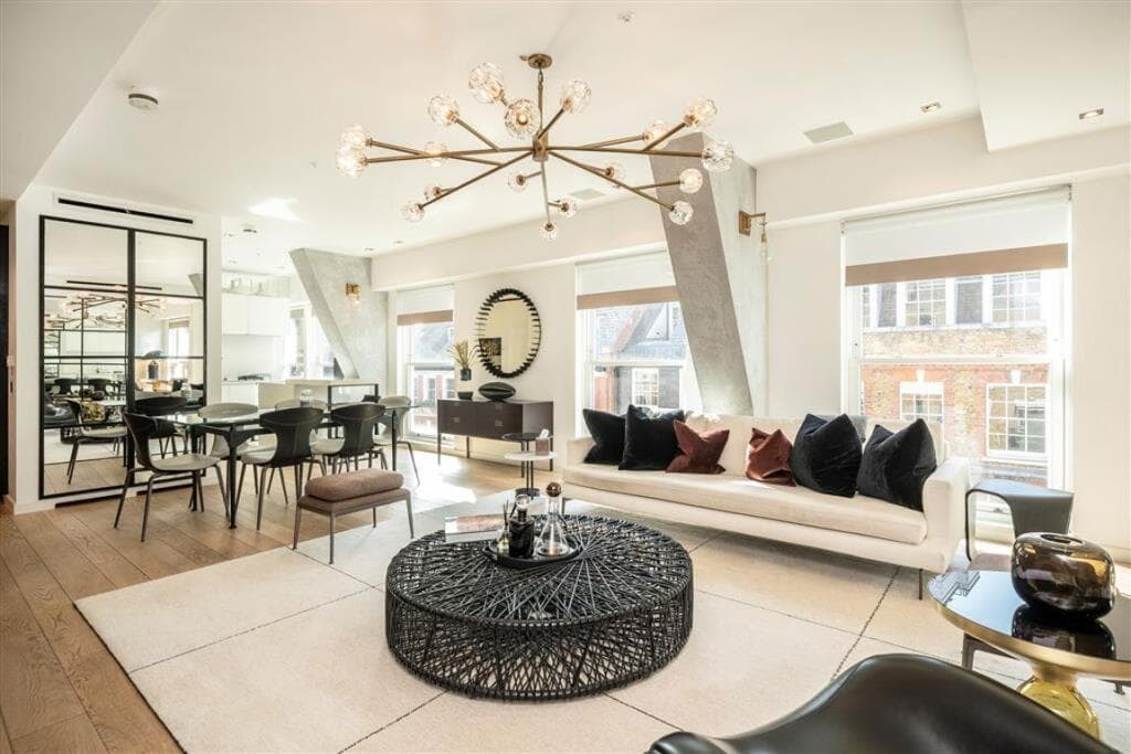 Designer 3BR Aldwych Apt | Lift & Concierge
