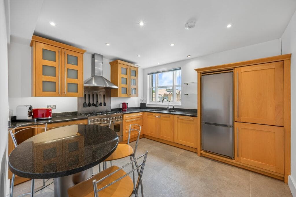 Top-Floor 3BR Belgravia Apt | Lift & 3 Baths