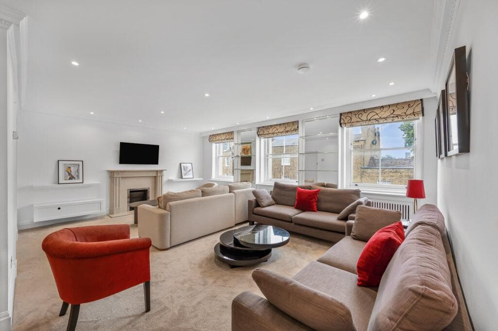 Top-Floor 3BR Belgravia Apt | Lift & 3 Baths