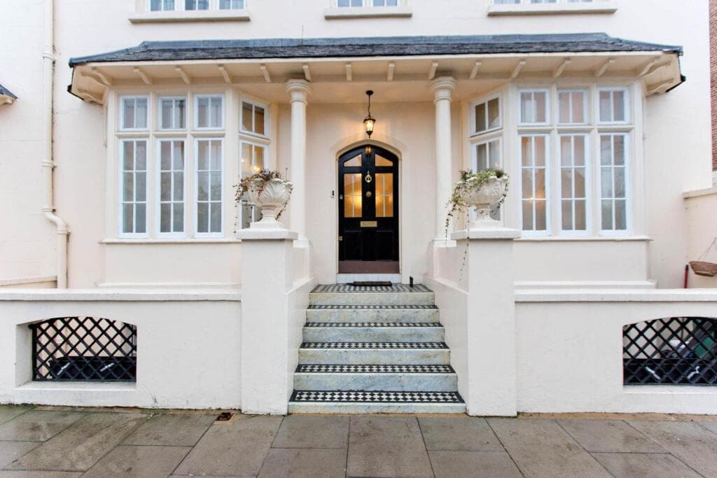 Spacious 4BR Home by Regents Park