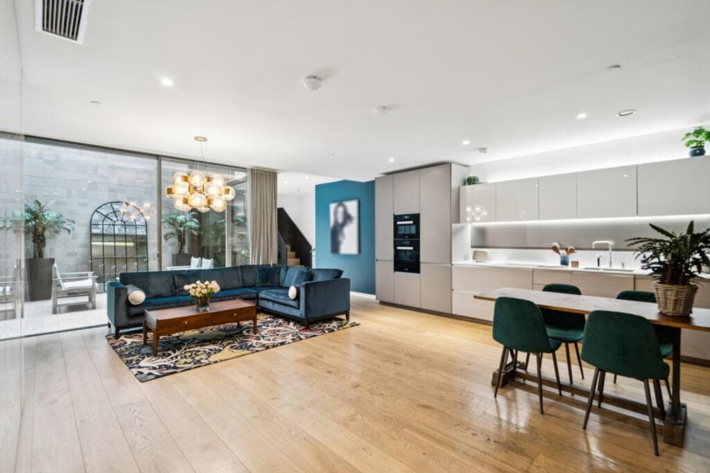 Luxury 2BR Soho | Glazed Private Terrace & Gym