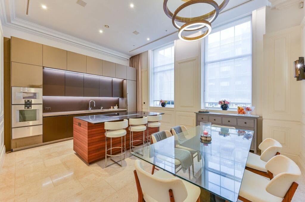 Grand 4BR Duplex | Garden & Parking | Hyde Park