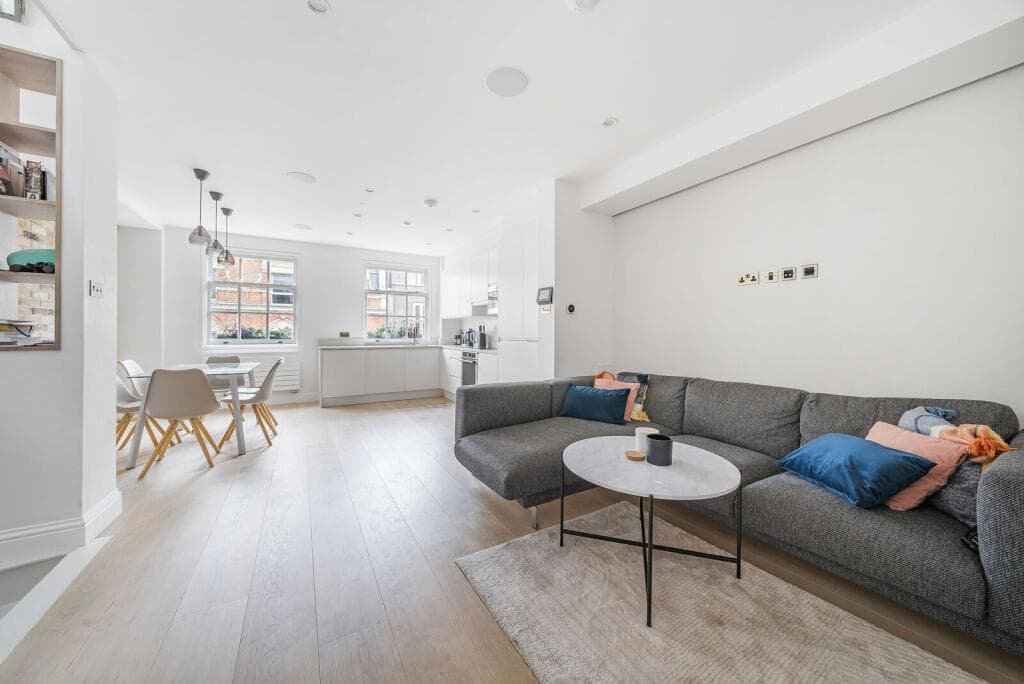 Stylish 3BR Duplex | Two En Suites | Fitzrovia