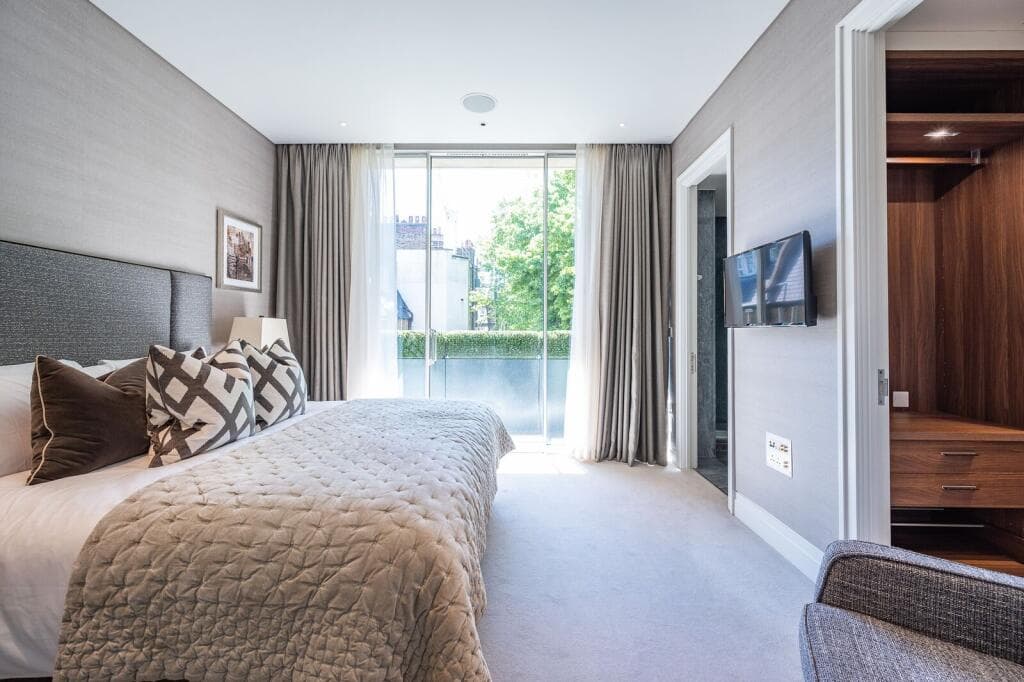 Mayfair 2BR Triplex | Roof Terrace & Two Balconies