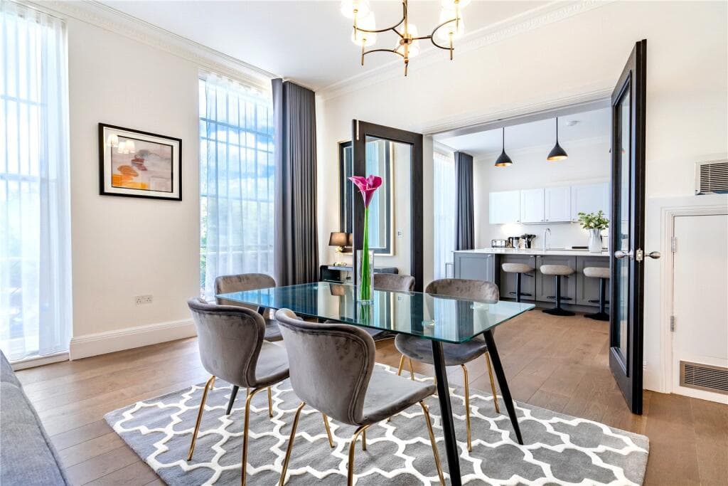 Generous 2BR Holborn Apt | Lincoln's Inn Fields