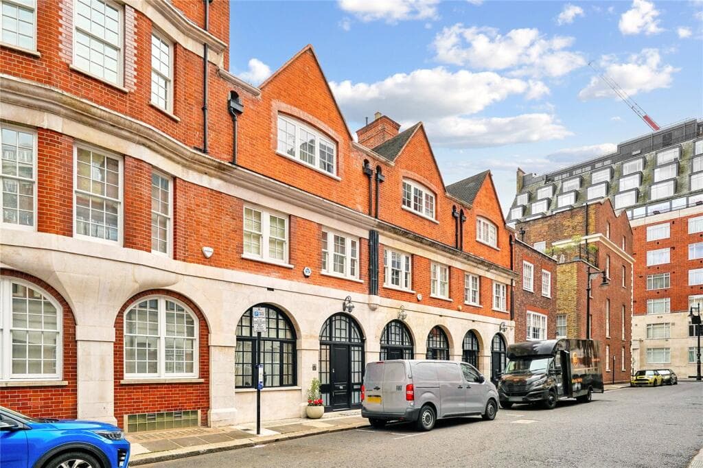 Renovated 3BR Mayfair Mews House | Rex Place