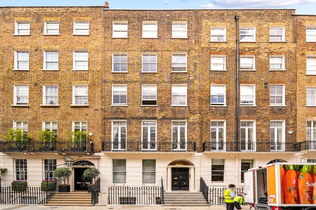 Belgravia 2BR Apt | Roof Terrace, Lift & A/C