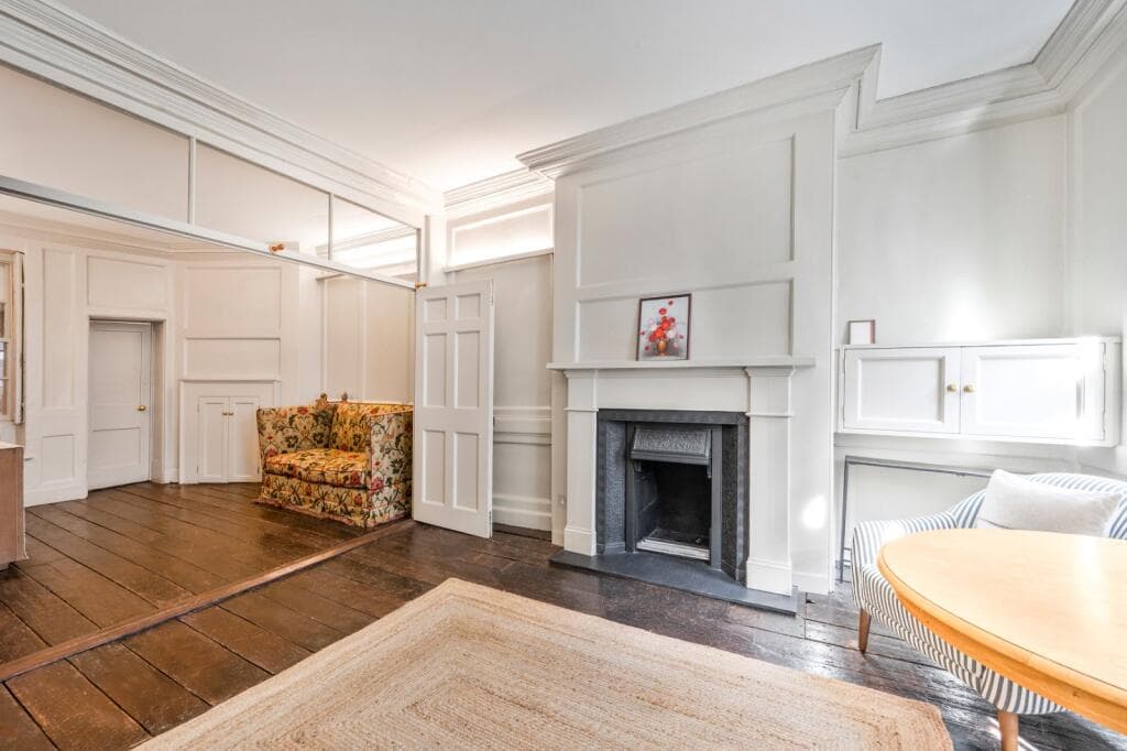 5-Floor Soho Townhouse · 3BR · Roof Terrace