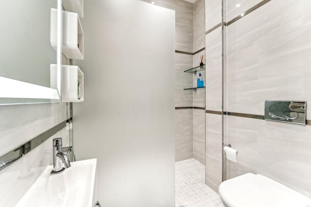 Belgravia 2BR Apt | Roof Terrace, Lift & A/C