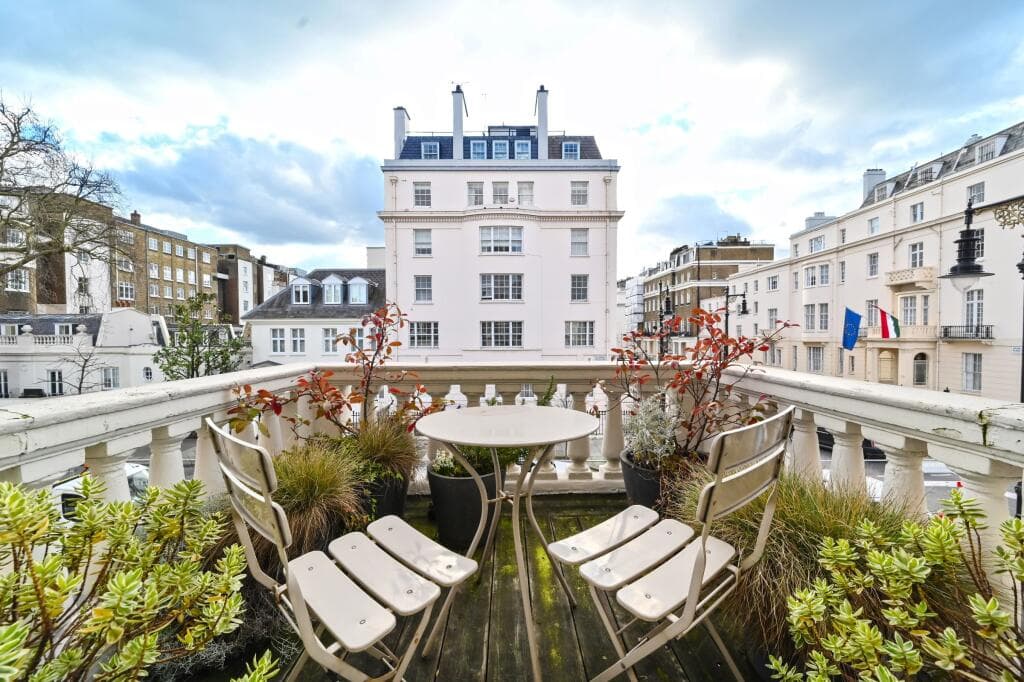 Elegant 2BR Belgravia Corner Flat | Private Terrace