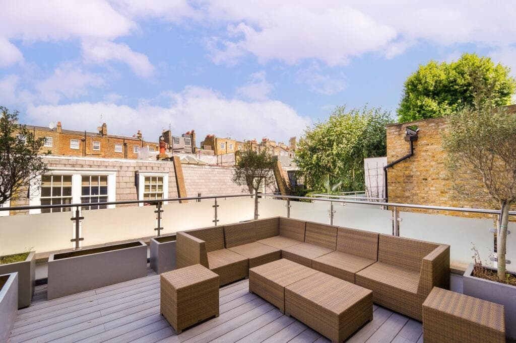 Belgravia 2BR Apt | Roof Terrace, Lift & A/C