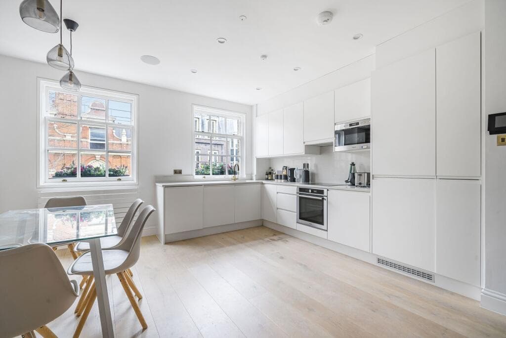 Stylish 3BR Duplex | Two En Suites | Fitzrovia