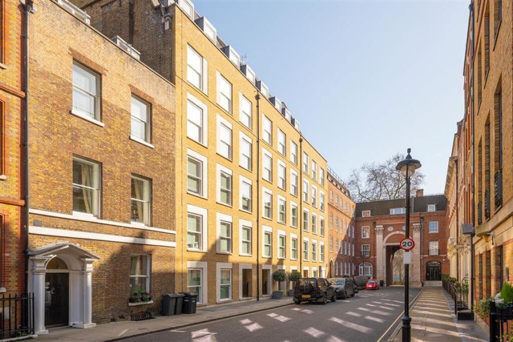 Designer 3BR Aldwych Apt | Lift & Concierge