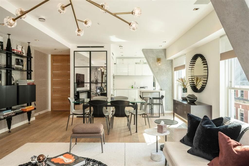 Designer 3BR Aldwych Apt | Lift & Concierge