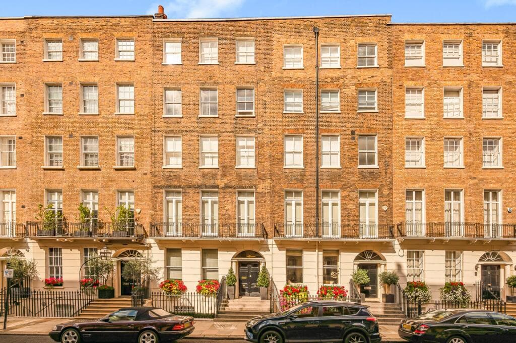 Top-Floor 3BR Belgravia Apt | Lift & 3 Baths